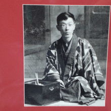 尾崎紅葉に師事しつつも、自らの想いを貫いた泉鏡花の写真です。