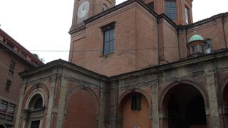 ポルタ・ラヴェニャーナ広場にあります。