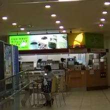 併設のカフェの様子