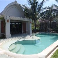 ヴィラ外観とプライベートプール