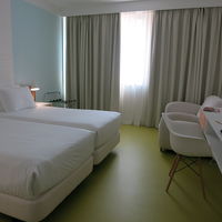 白を基調とした清潔感あふれる室内