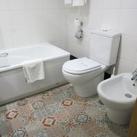 アズレージョ柄の床が可愛いバスルーム