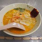 ココナッツ香る魚介のスープにつるつるの麺