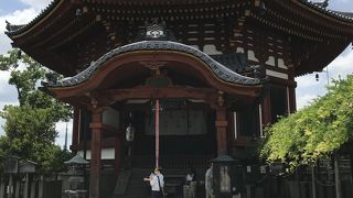 近鉄やＪＲの奈良駅からも近い奈良公園内にある、日本で最も大きい八角円堂。