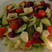 シェアしたギリシャ風サラダのほか…、