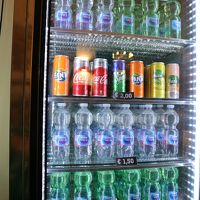 フロント横の冷蔵庫で購入できます（ワインもあるよ）