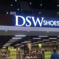 DSW デザイナー シュー ウェアハウス (ドルフィン モール店)