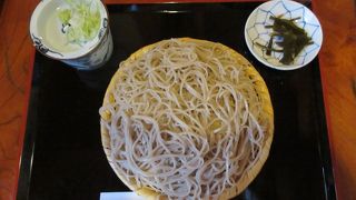 人気の蕎麦店ですがこの盛り付け方はどうなのかな？