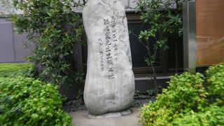 学士会館の敷地内にありました。