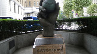 学士会館の敷地内にあります。