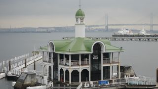 かわいい建物が浮かんでいます