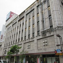 重厚で立派な外観