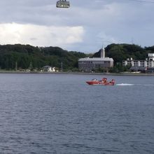 湖の上を行く様子