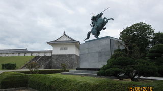 迫ってくる迫力ある像。゚