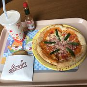 パリッとしたピザ、ランチにどうぞ