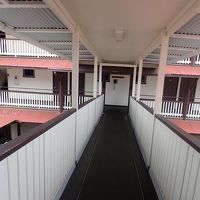 フロントから渡り廊下でつながった客室棟