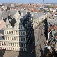 鐘楼から望む「市庁舎」