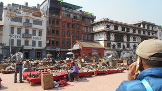 賑やかな土産物広場