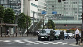 大門駅から竹芝桟橋の方へ伸びる道