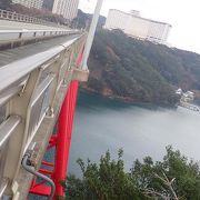 パールロードの的矢湾にかかる絶景の赤い橋