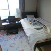 洋室・シングルサイズ。テレビ/冷蔵庫など有り。