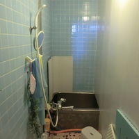 浴室・ひとつだった浴室を右側の壁で仕切り右隣はシャワーのみ。