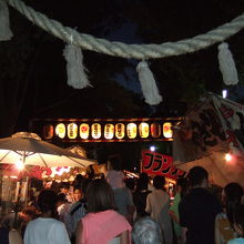 お祭りでは境内に夜店が並びます