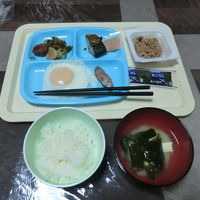 朝食・おかずがテーブルにあり、米飯と味噌汁はセルフ。