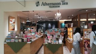 お菓子もたくさん売ってます