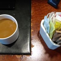 ルームサービスの砂糖も家具も雑多。