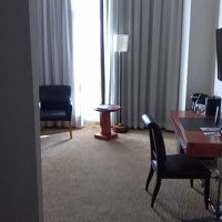 寝室と居間と二部屋。調度品、カーペット古い。