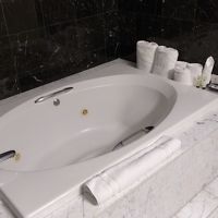 これがアメリカの豪華さ? 日本の露天風呂はやっぱり最高。