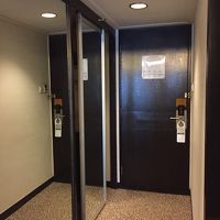 部屋の玄関回り。手が映ってしまいました笑