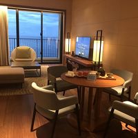 オーシャンビュースイートキング　リビングルーム