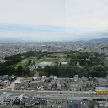 霞城セントラル最上階から臨む霞城公園全体。