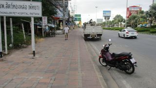 ガソリンスタンドはこの通りにあります