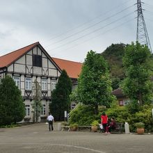 手前がドラッグストア