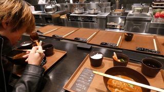 始発の京急空港線　カレーうどん専門店 cuud の朝食