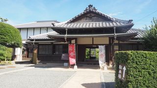 初代内閣総理大臣だった伊藤博文の品川にあった別邸を隣に建つ生家と一緒に見学することができます。