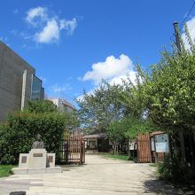 出入口 (左手が記念館)