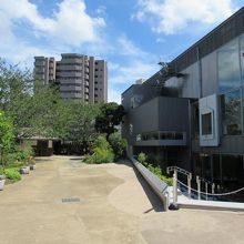 公園奥からの様子 (右手が記念館)