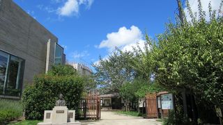 漱石山房記念館付帯の展示広場といった感じの公園です