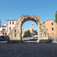 今はアーチの部分だけです。