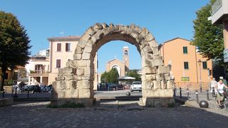 この門も古代ローマの時代のものです。