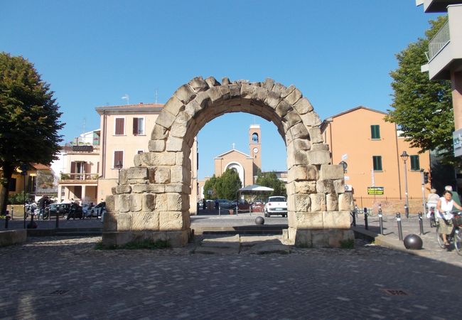 この門も古代ローマの時代のものです。