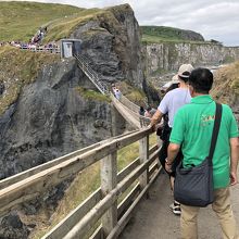 行きも帰りも橋を渡るのに列に並びます。