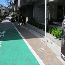 外苑東通りからの漱石山房通り入口