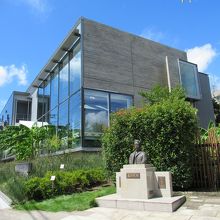 右手方向からの様子