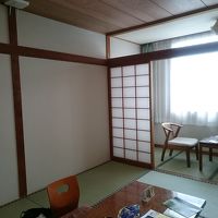 和室8畳。禁煙室の設定あり。