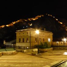 塔から山側の夜の眺め